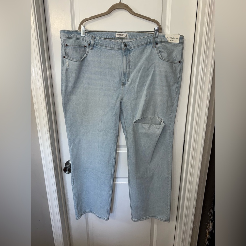 NWT Abercrombie & Fitch 90’s Relaxed High Rise Straight Leg Jeans Size 37/24S